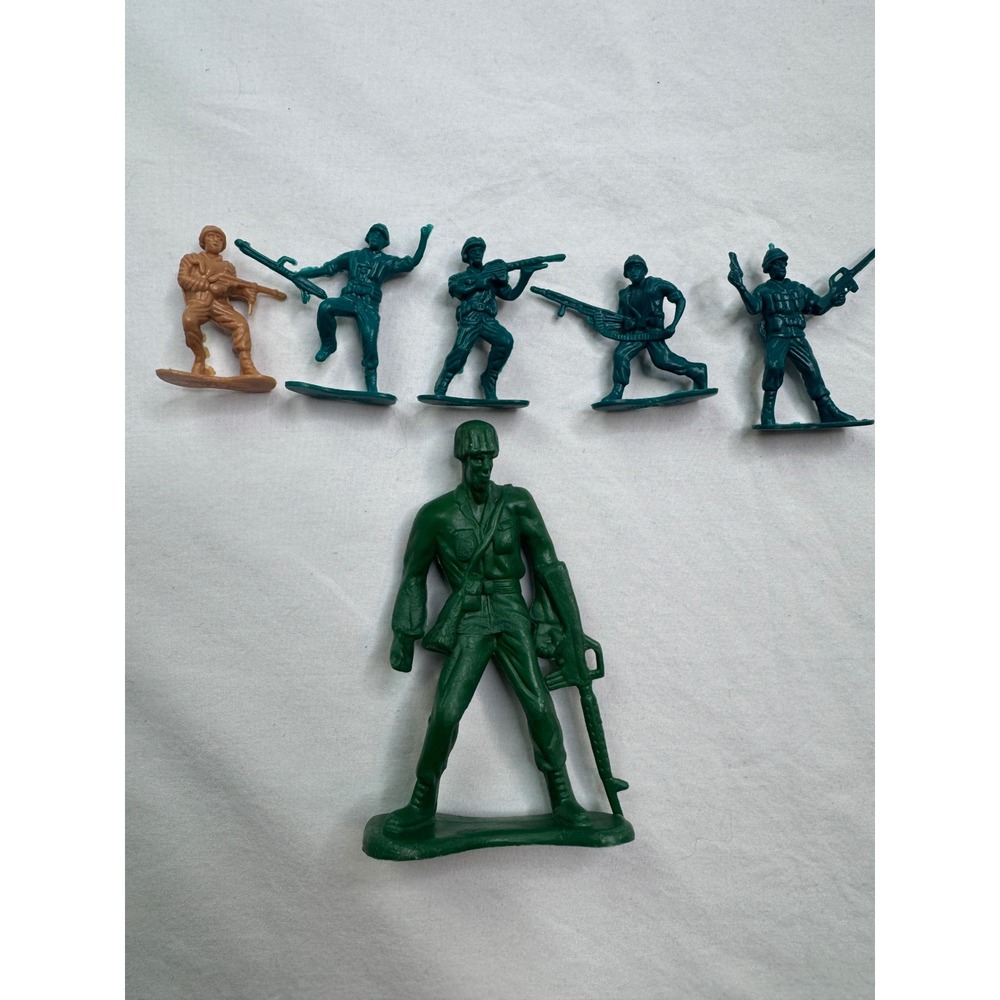 Greenbrier International Plastic & Jaru Toy Soldiers Lot Green Tan Mixed Sizes 6